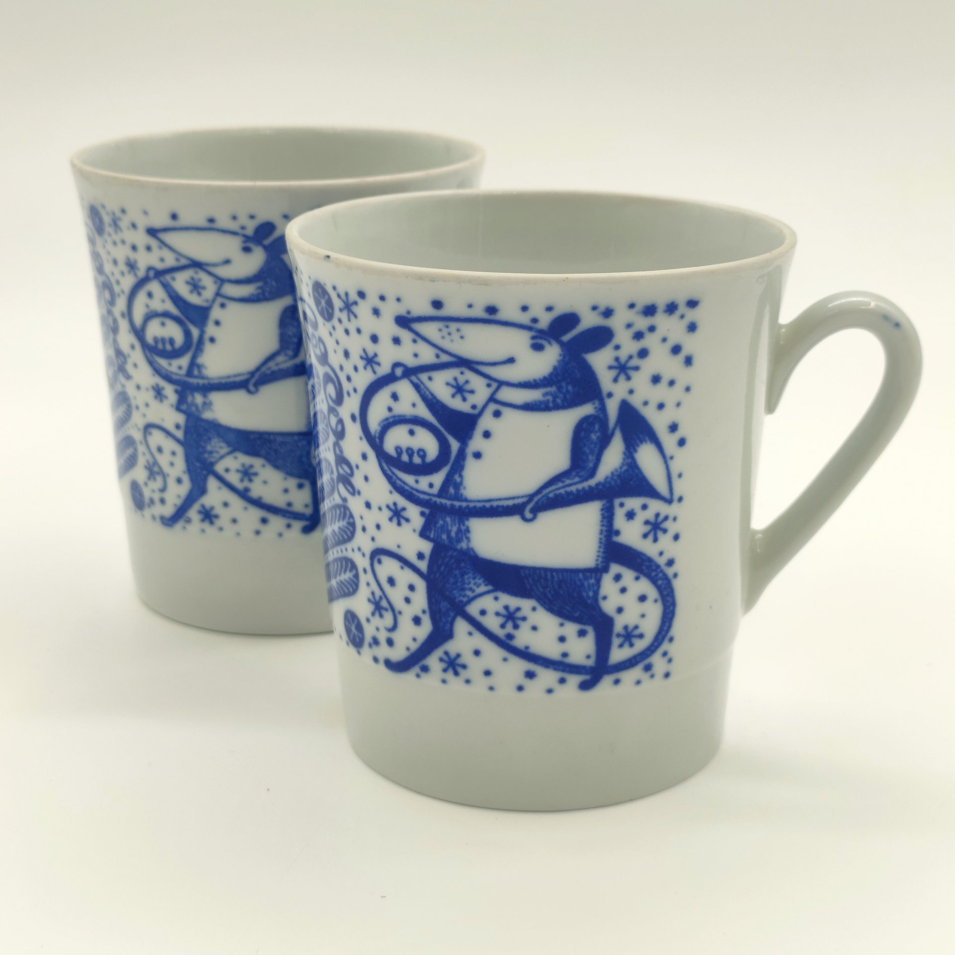 Пара чашек "С Новым годом", со стилизованным изображением хвойных деревьев и играющих на музыкальных инструментах крыс, фарфор, деколь, Ленинградский фарфоровый завод (ЛФЗ), СССР, 1970-1991 гг.