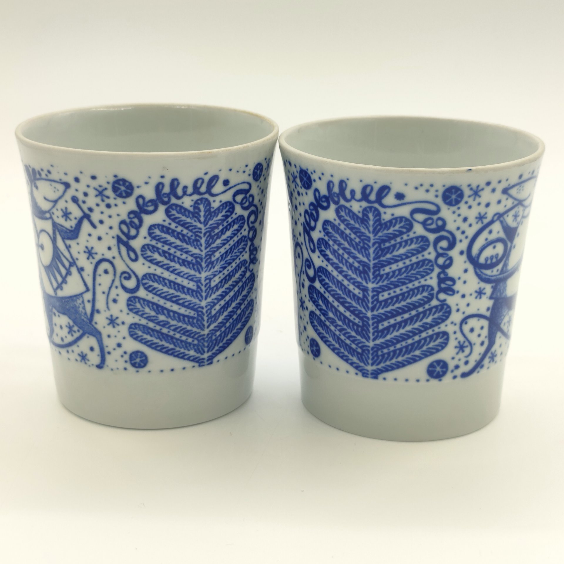 Пара чашек "С Новым годом", со стилизованным изображением хвойных деревьев и играющих на музыкальных инструментах крыс, фарфор, деколь, Ленинградский фарфоровый завод (ЛФЗ), СССР, 1970-1991 гг.