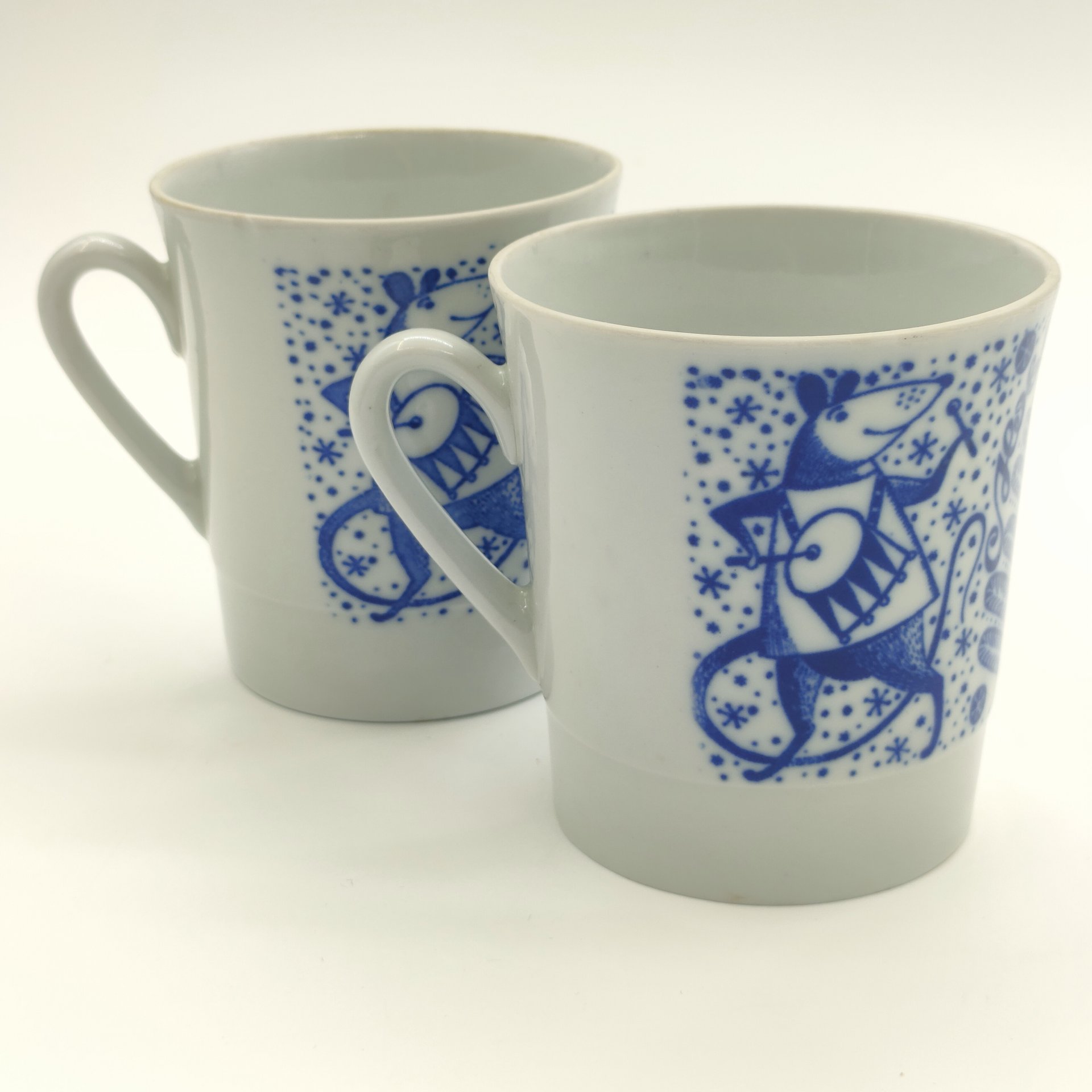 Пара чашек "С Новым годом", со стилизованным изображением хвойных деревьев и играющих на музыкальных инструментах крыс, фарфор, деколь, Ленинградский фарфоровый завод (ЛФЗ), СССР, 1970-1991 гг.