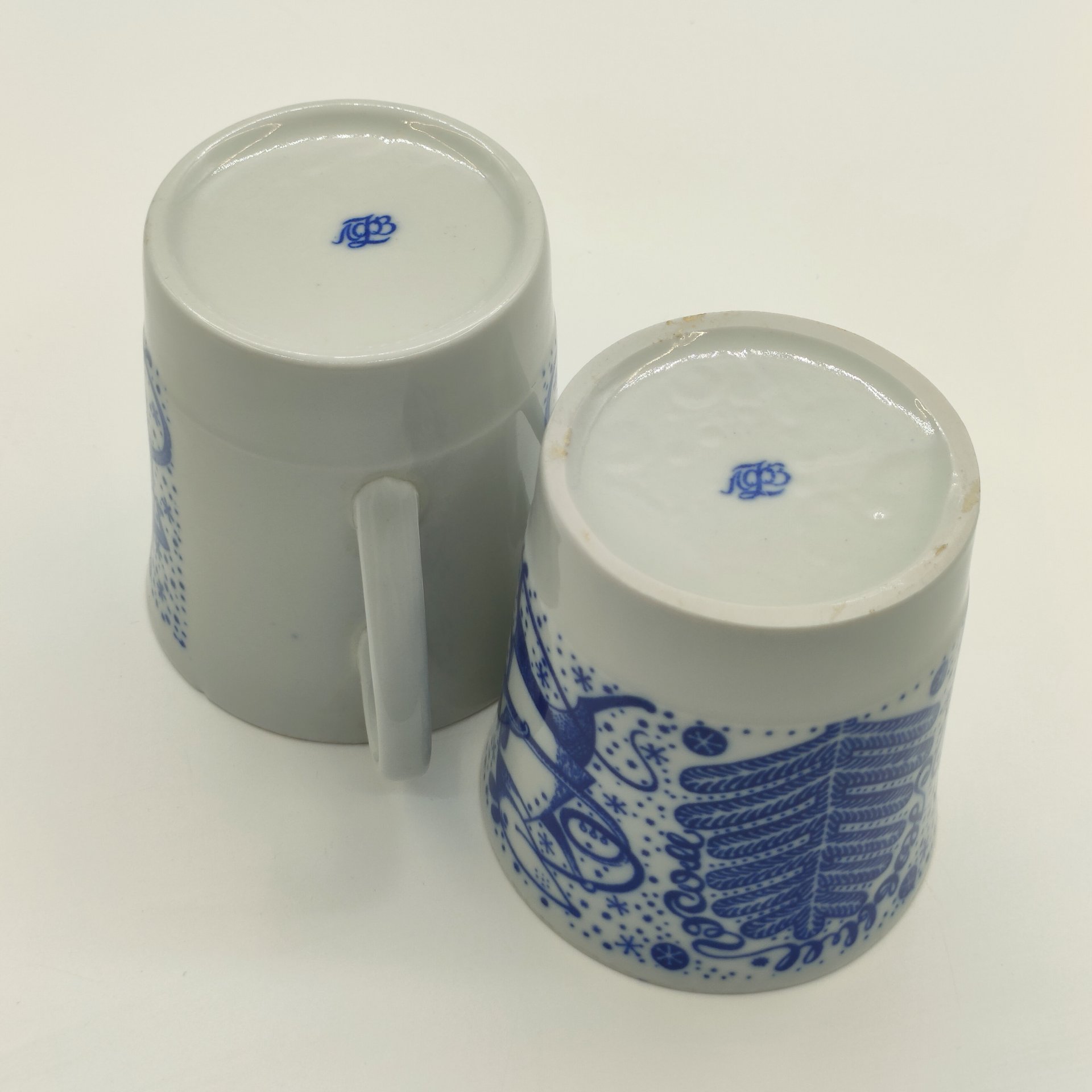 Пара чашек "С Новым годом", со стилизованным изображением хвойных деревьев и играющих на музыкальных инструментах крыс, фарфор, деколь, Ленинградский фарфоровый завод (ЛФЗ), СССР, 1970-1991 гг.