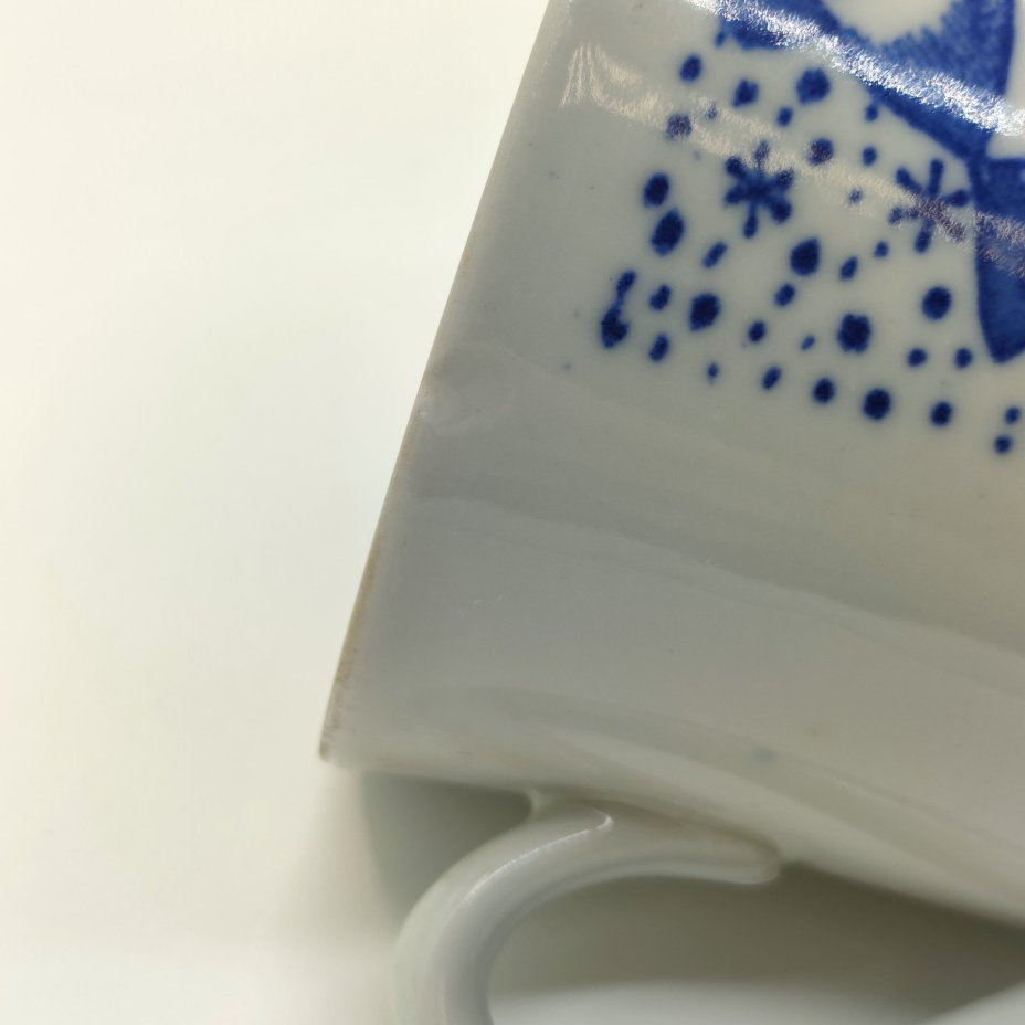 Пара чашек "С Новым годом", со стилизованным изображением хвойных деревьев и играющих на музыкальных инструментах крыс, фарфор, деколь, Ленинградский фарфоровый завод (ЛФЗ), СССР, 1970-1991 гг.