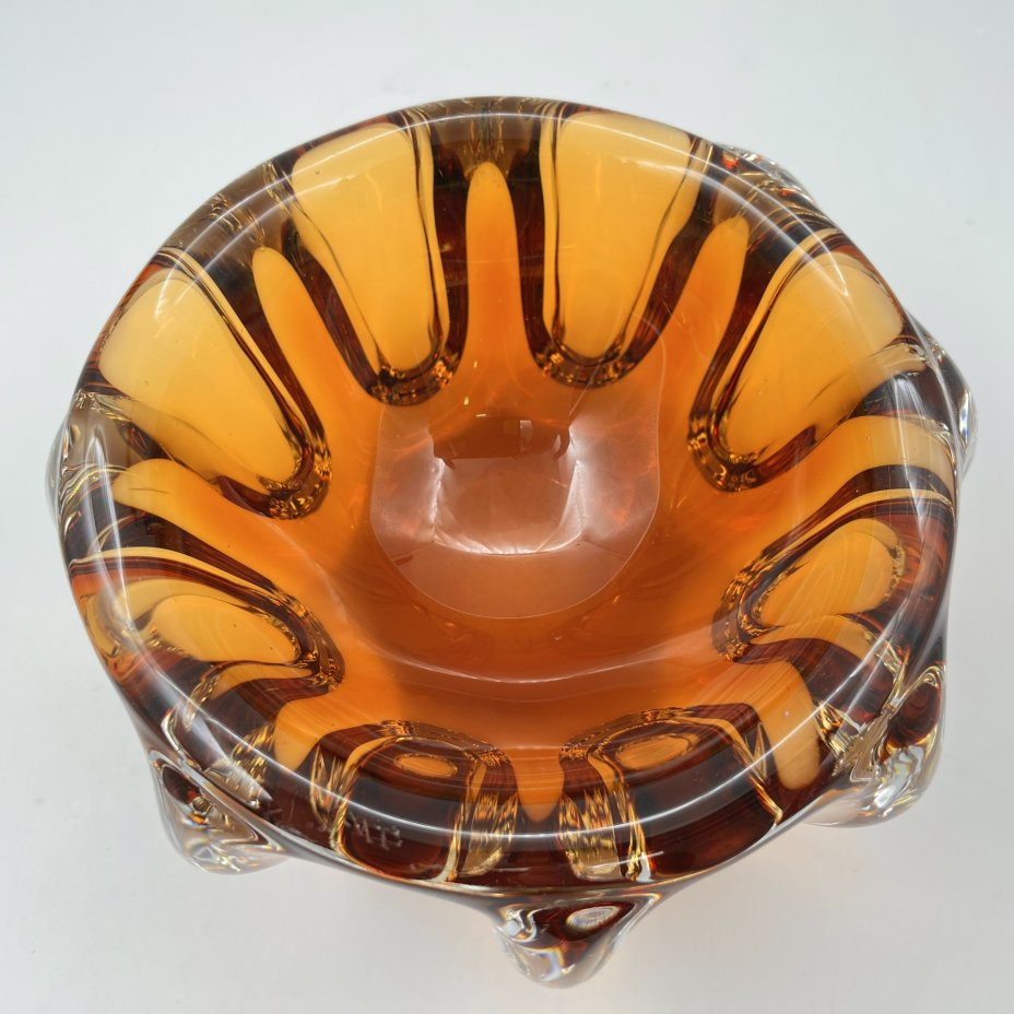 Пепельница/конфетница оригинальной формы янтарного цвета, автор П.И. Зинченко, стекло, гутная техника, Ленинградский завод художественного стекла (ЛЗХС), СССР, 1960-1990 гг.