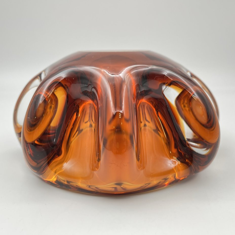 Пепельница/конфетница оригинальной формы янтарного цвета, автор П.И. Зинченко, стекло, гутная техника, Ленинградский завод художественного стекла (ЛЗХС), СССР, 1960-1990 гг.