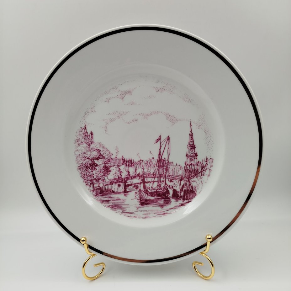 Блюдо "Helena" с пейзажным декором, фарфор, деколь, золочение, Graf Von Henneberg Porzellan, 1777 Jlmenau, ГДР, 1977-1990 гг.