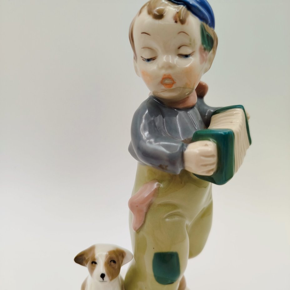 Статуэтка "Мальчик с собакой, играющий на гармошке", фарфор, роспись, Европа, 1970-1990 гг.