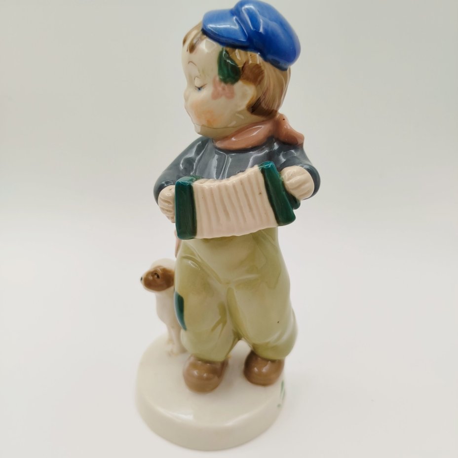 Статуэтка "Мальчик с собакой, играющий на гармошке"