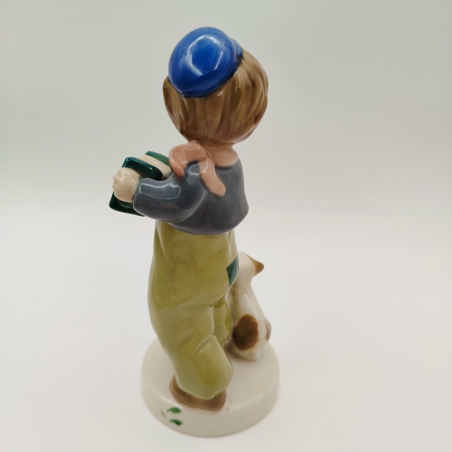 Статуэтка "Мальчик с собакой, играющий на гармошке"