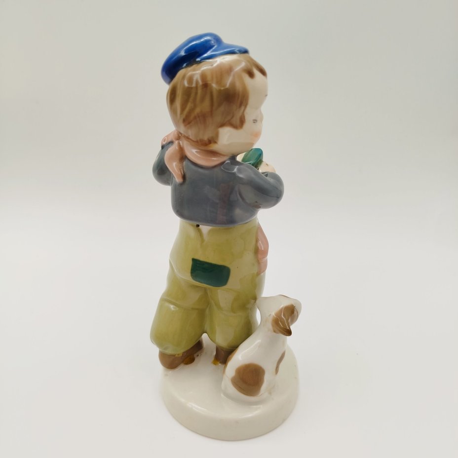 Статуэтка "Мальчик с собакой, играющий на гармошке"