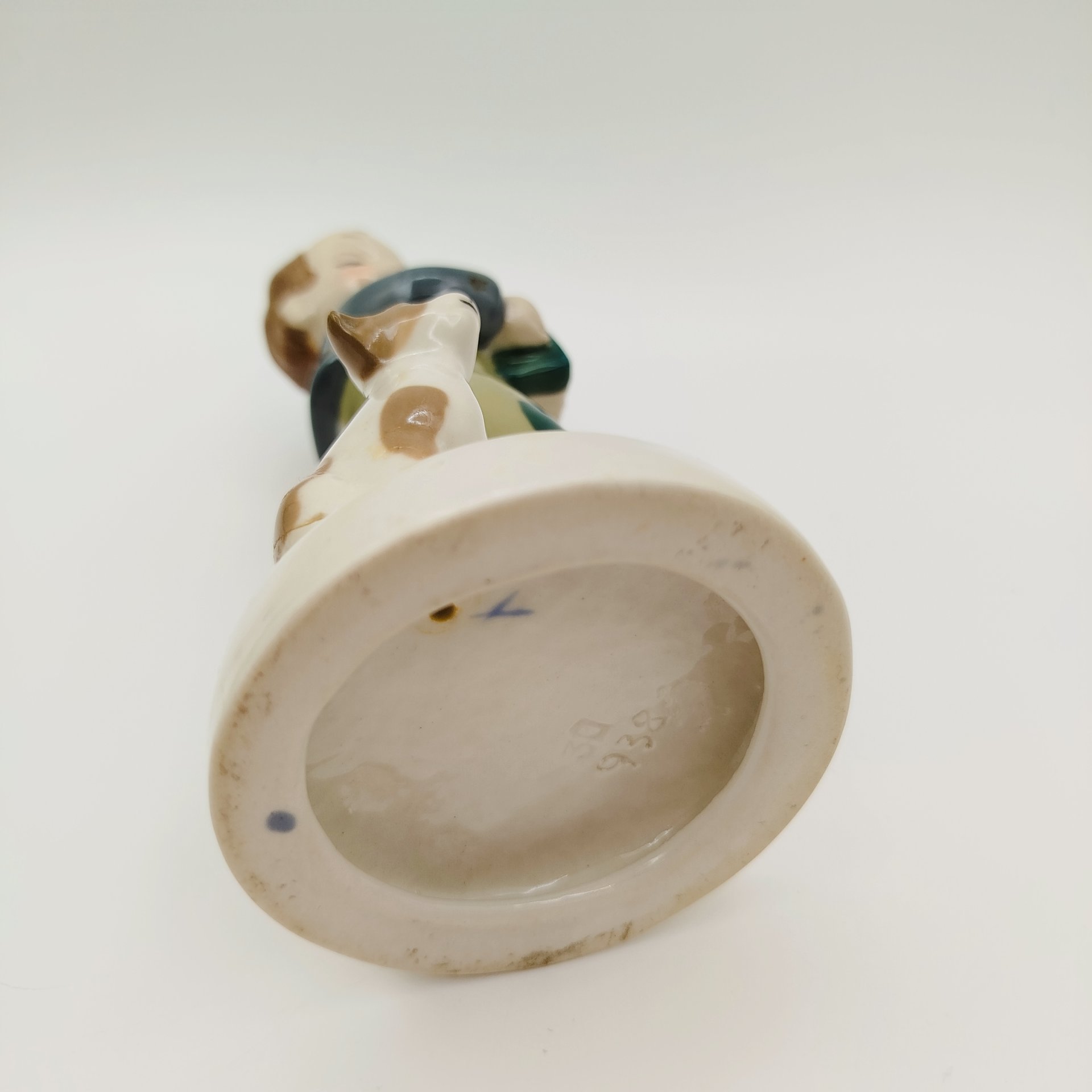 Статуэтка "Мальчик с собакой, играющий на гармошке", фарфор, роспись, Европа, 1970-1990 гг.