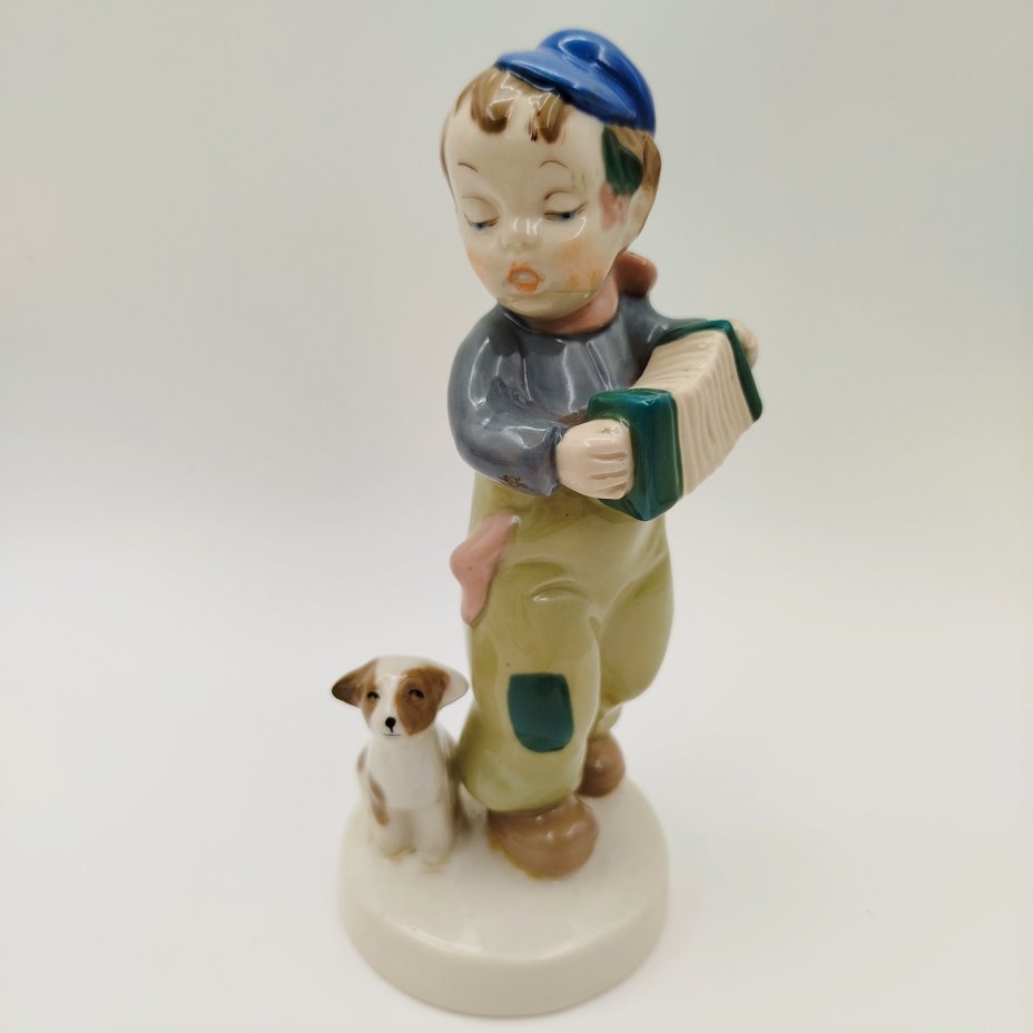 Статуэтка "Мальчик с собакой, играющий на гармошке"