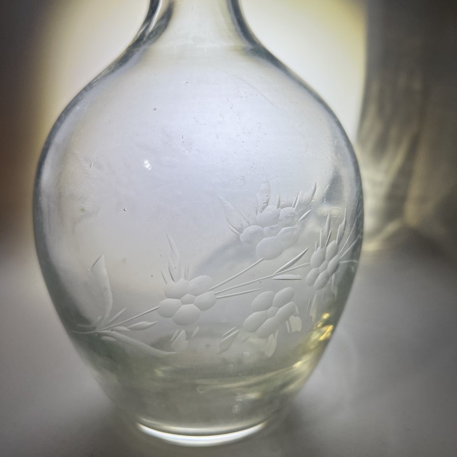 Графин с резным цветочным декором (нет пробки)