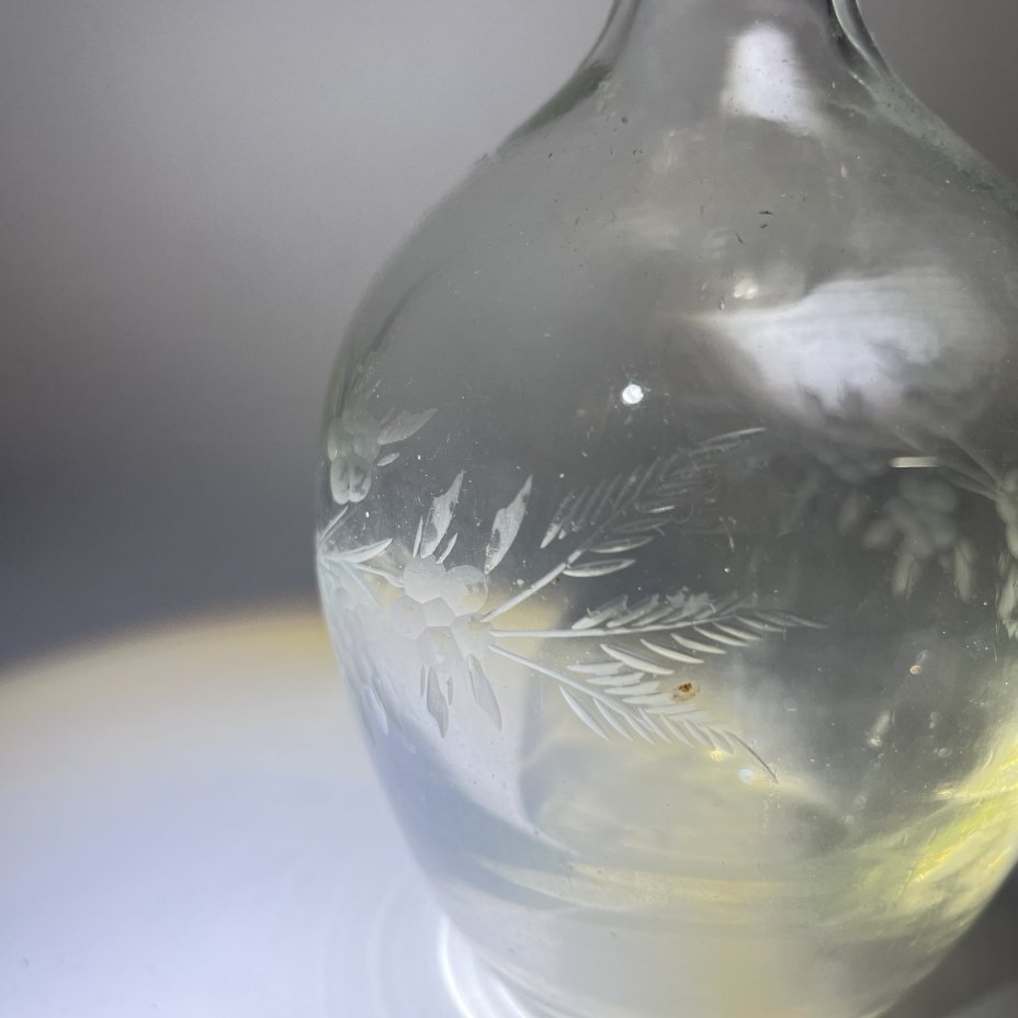 Графин с резным цветочным декором (нет пробки)