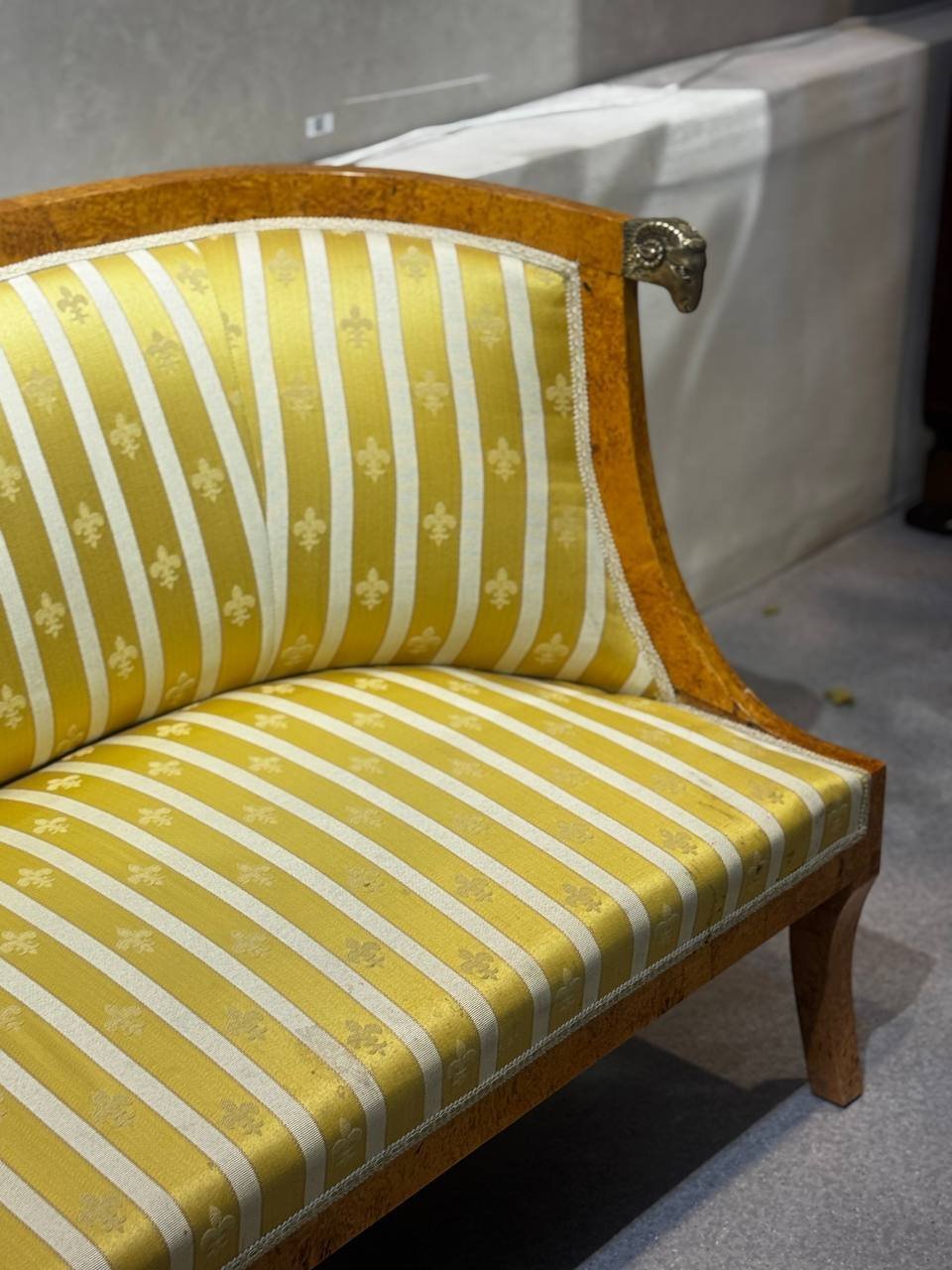 Диван в стиле Ампир