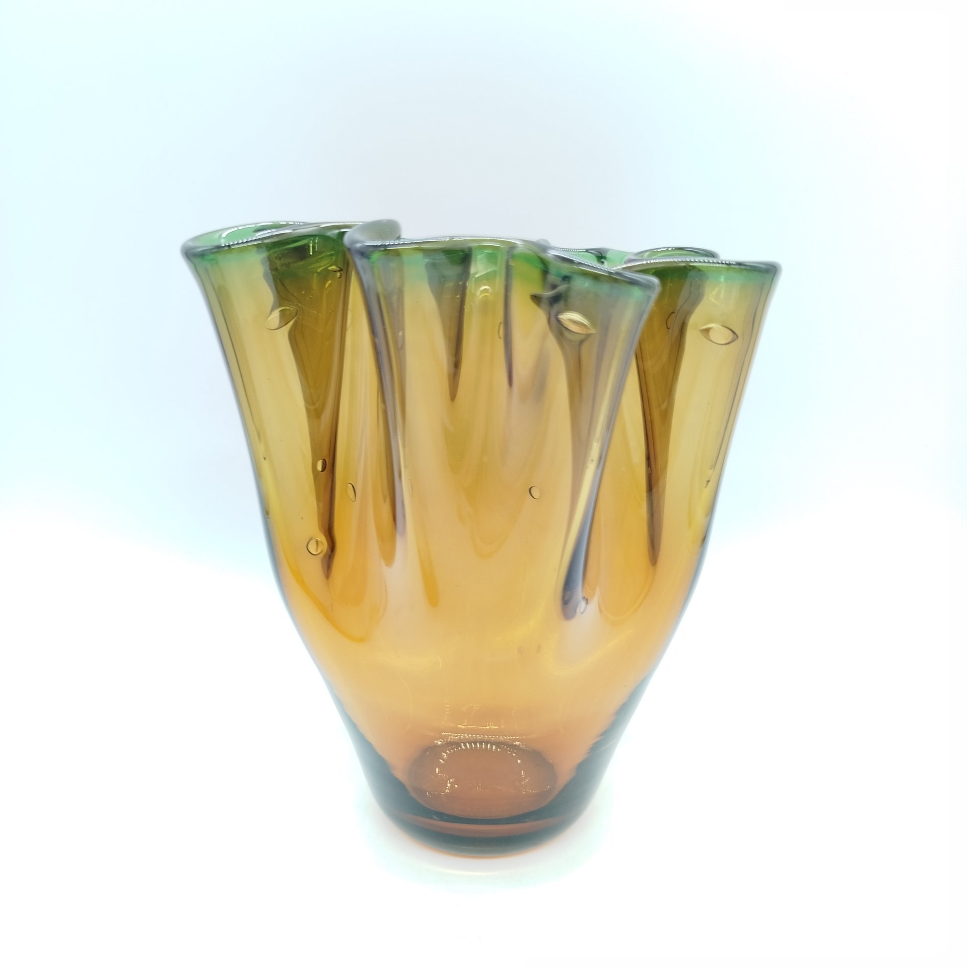 Ваза «Мгновение» янтарного оттенка с зеленым бортом, Ленинградский стекольный комбинат «Победа» (Колпино)