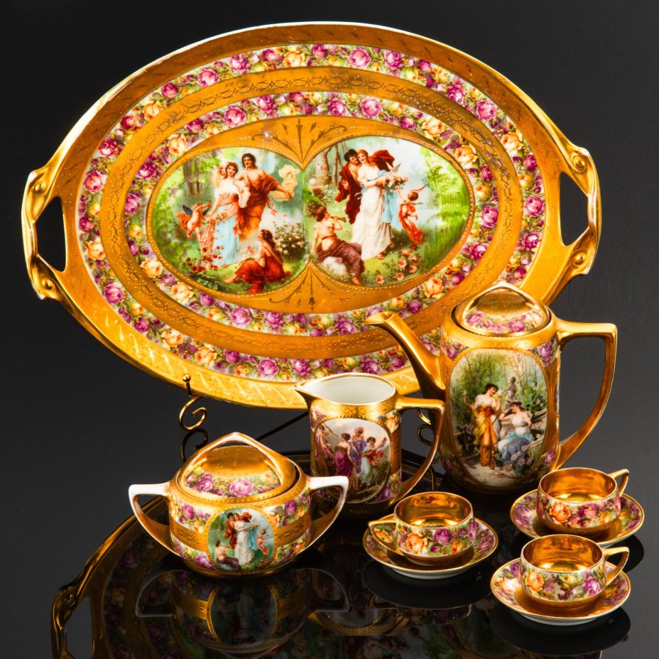 Кофейный сервиз на три персоны: кофейник, сахарница, молочник и три кофейные пары с изображением галантных сцен, фарфор, крытье золотом, деколь, Западная Европа, 1890-1930 гг.