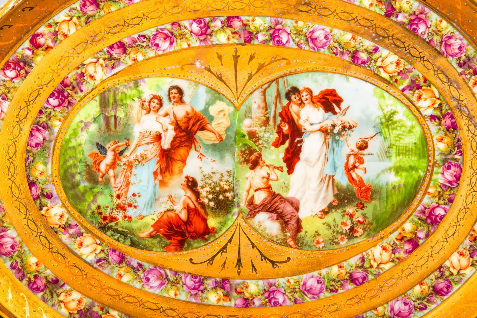 Кофейный сервиз на три персоны: кофейник, сахарница, молочник и три кофейные пары с изображением галантных сцен, фарфор, крытье золотом, деколь, Западная Европа, 1890-1930 гг.