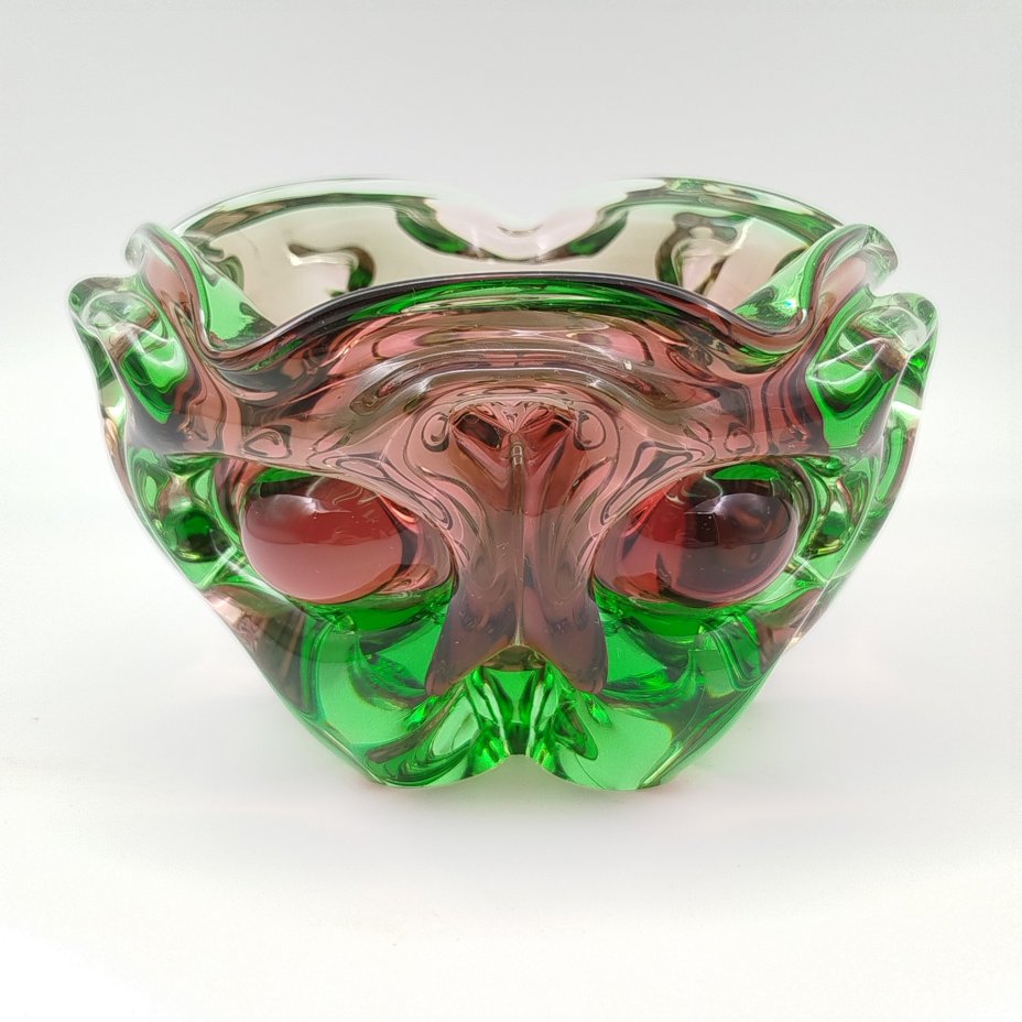 Пепельница зеленоватого оттенка с рельефным узором