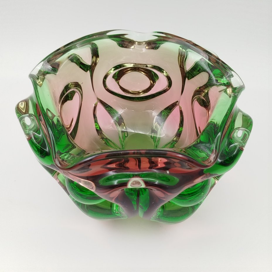 Пепельница зеленоватого оттенка с рельефным узором