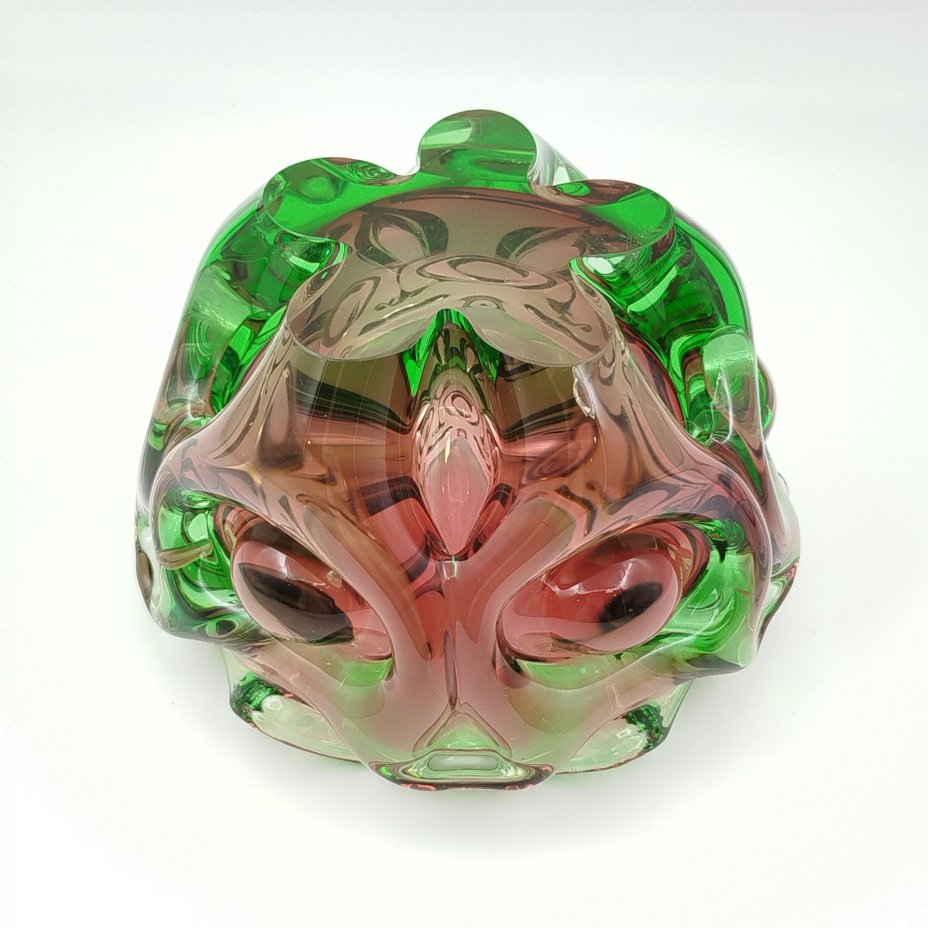 Пепельница зеленоватого оттенка с рельефным узором