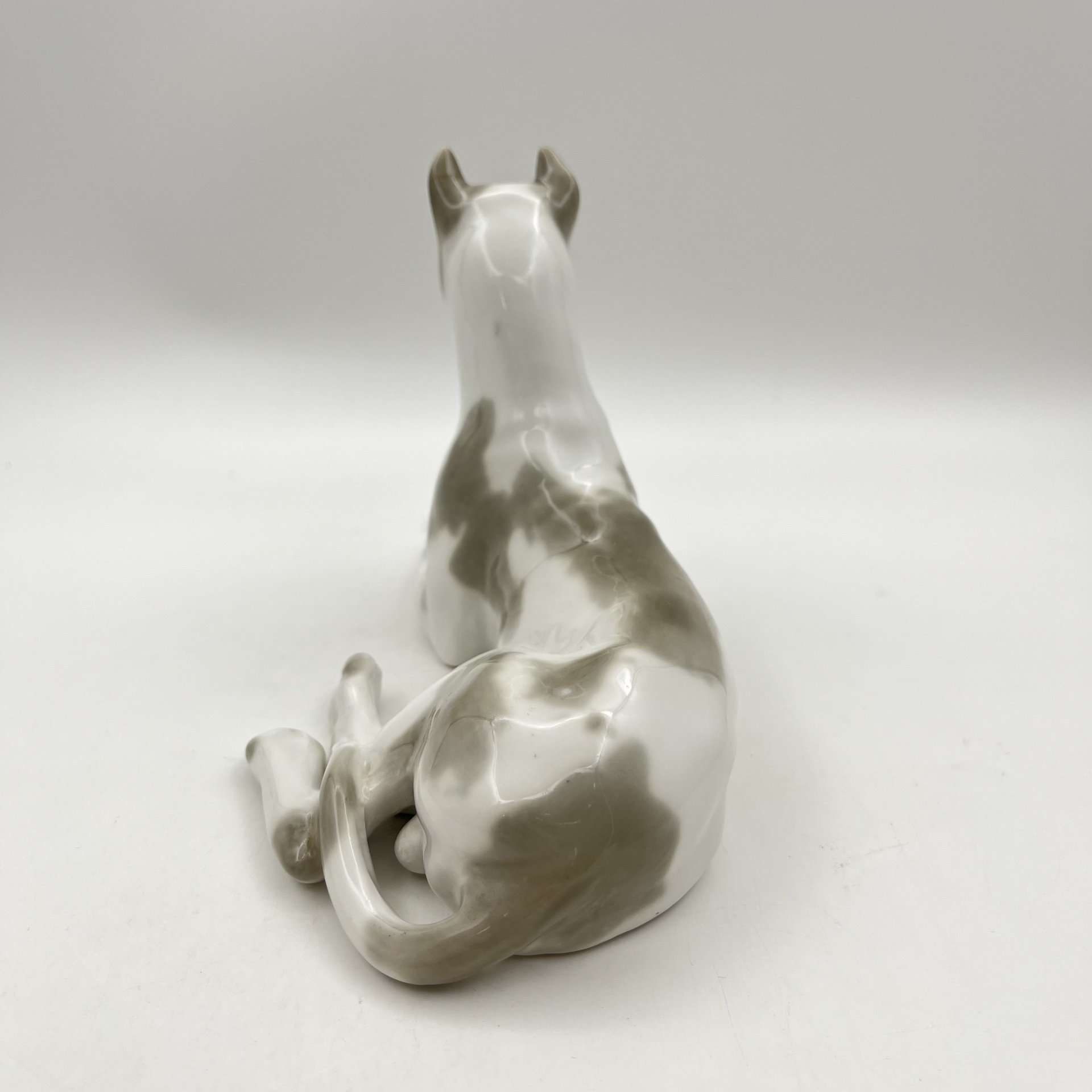 Статуэтка "Мраморный дог", скульптор И.И. Ризнич, фарфор, роспись, Ленинградский фарфоровый завод (ЛФЗ), СССР, 1950-1970 гг.
