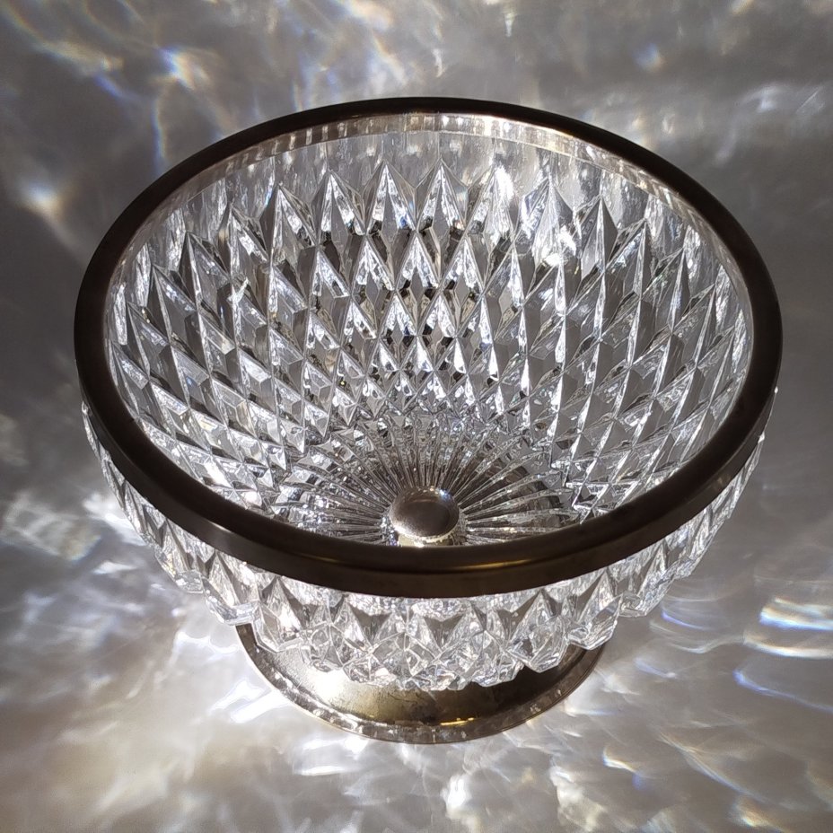 Ваза (конфетница, фруктовница) с металлической ножкой и ободком