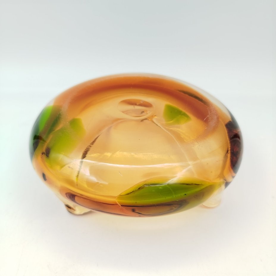 Пепельница необычной формы в янтарно-зелёной гамме