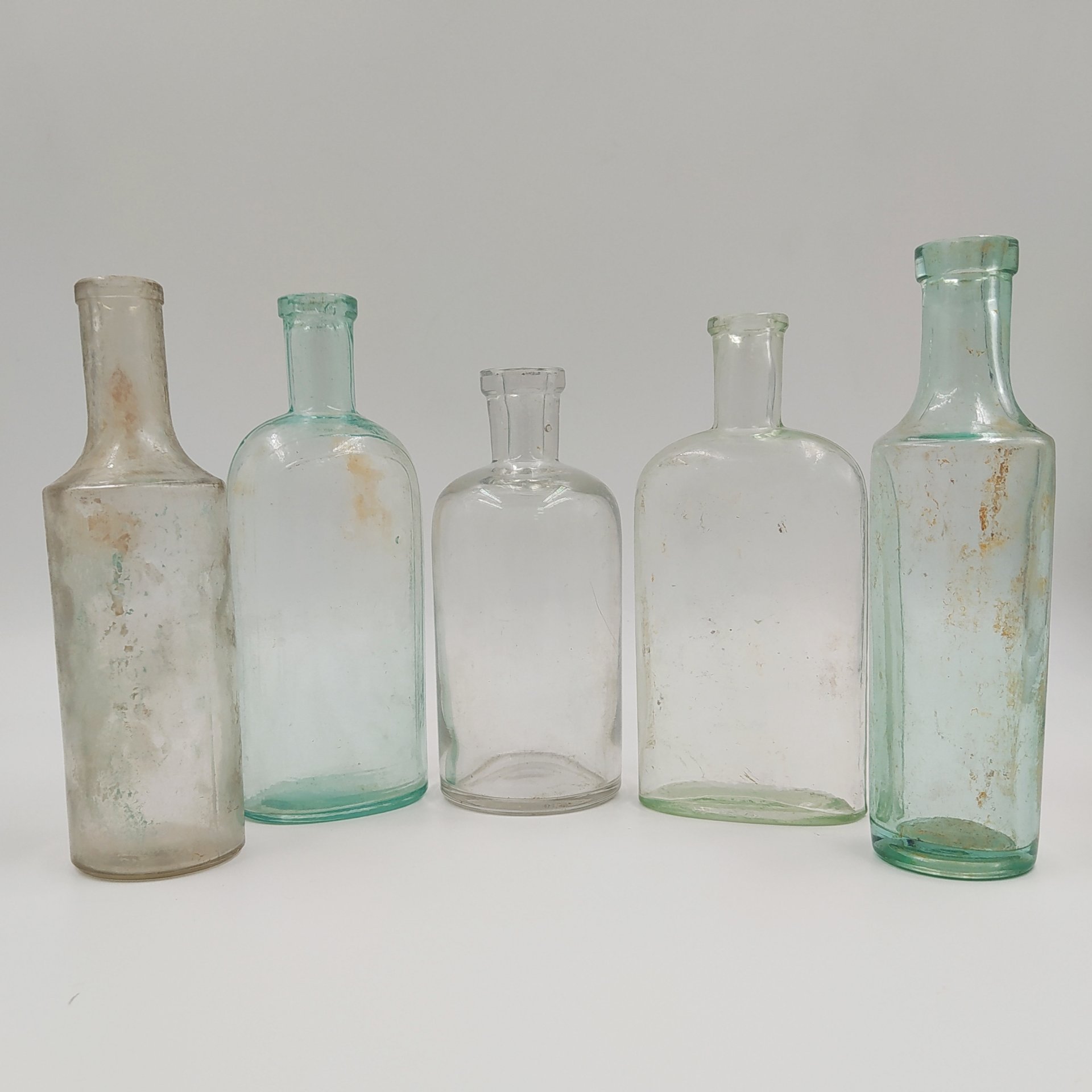 Набор из пяти прозрачных бутылочек (флаконов) различных форм, в подборе, стекло, Западная Европа, 1900-1940 гг.