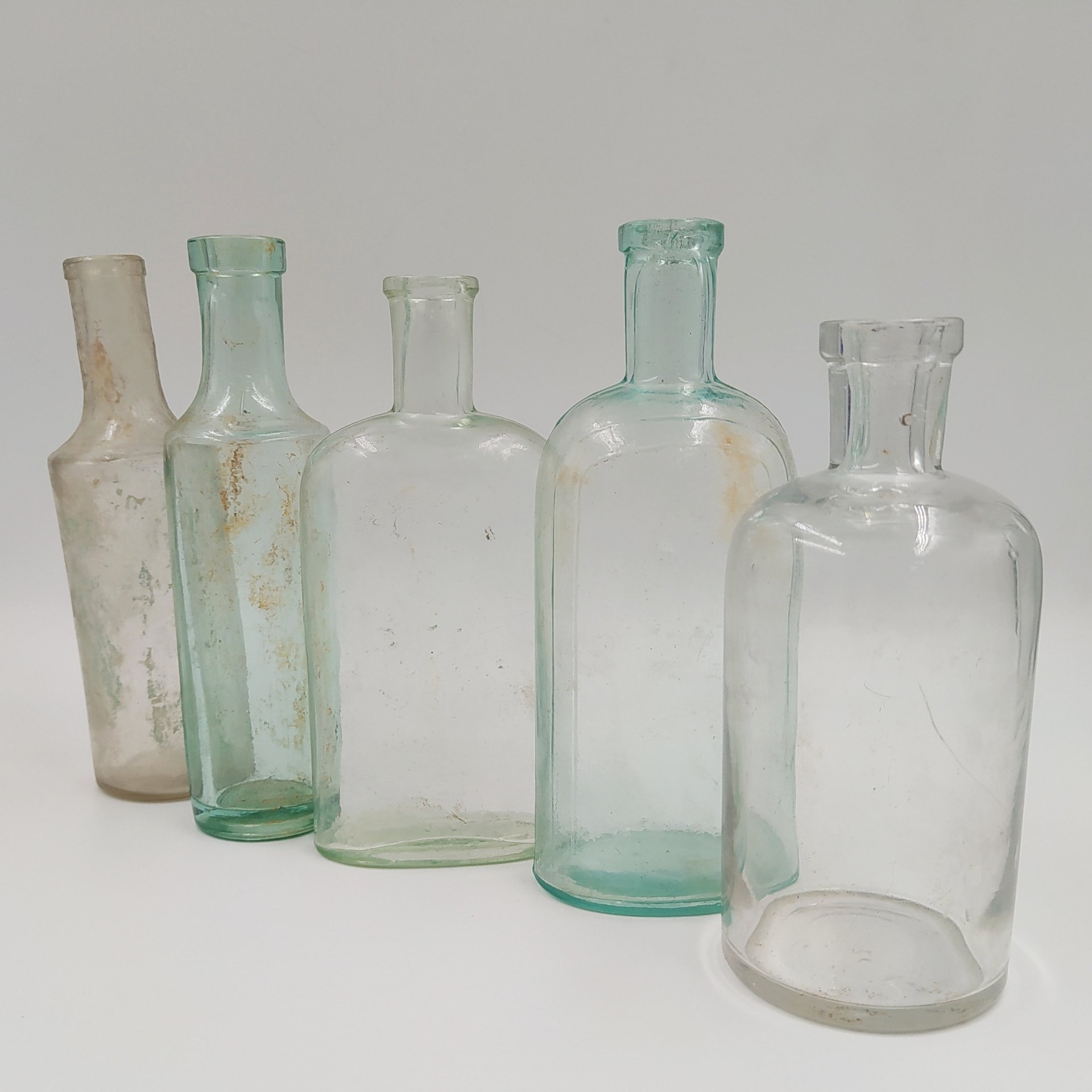 Набор из пяти прозрачных бутылочек (флаконов) различных форм, в подборе, стекло, Западная Европа, 1900-1940 гг.