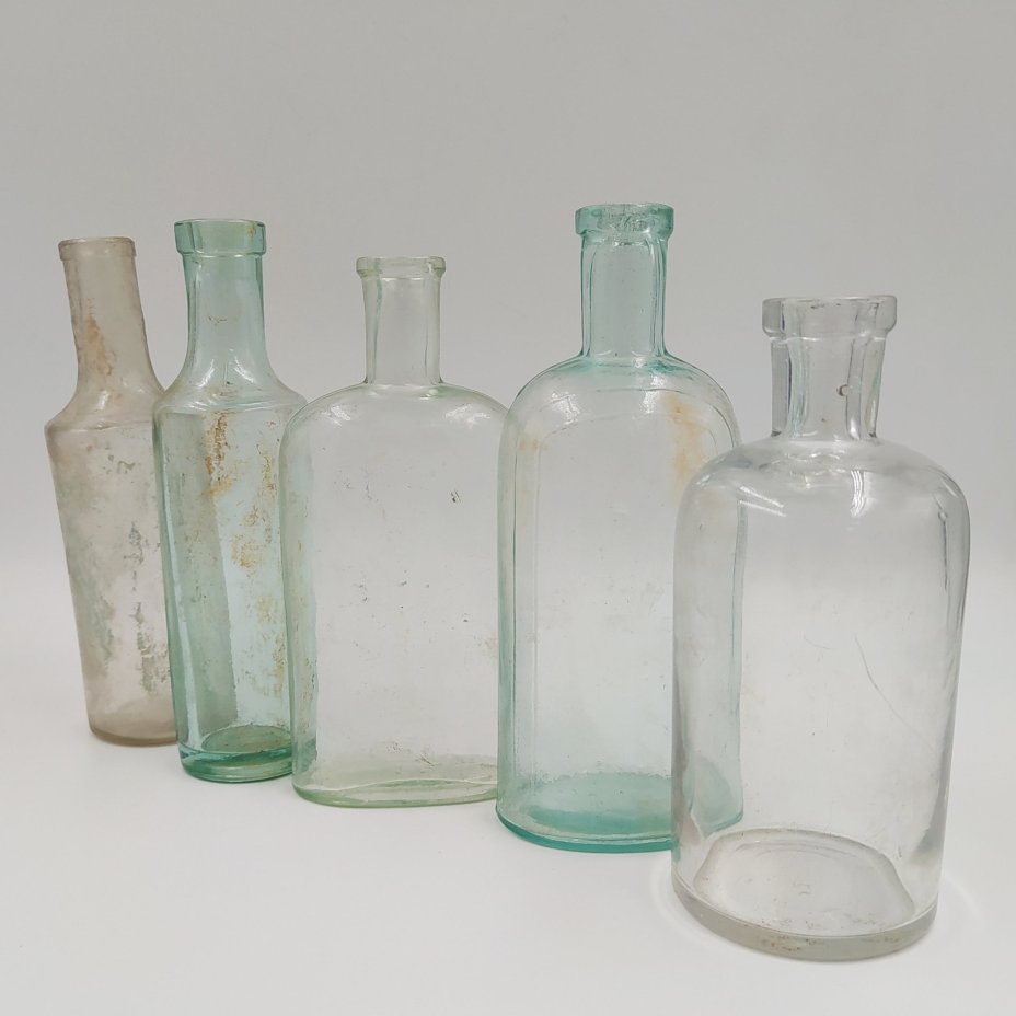Набор из пяти прозрачных бутылочек (флаконов) различных форм, в подборе