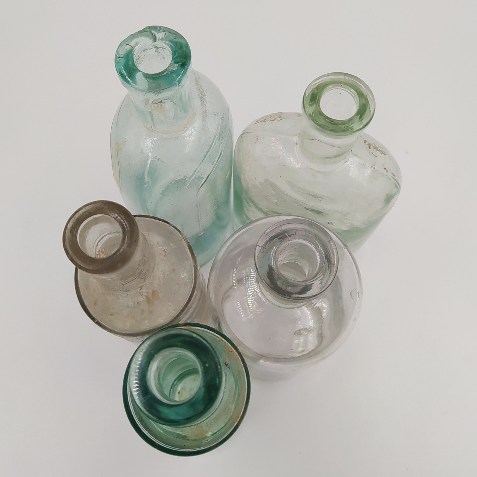 Набор из пяти прозрачных бутылочек (флаконов) различных форм, в подборе, стекло, Западная Европа, 1900-1940 гг.