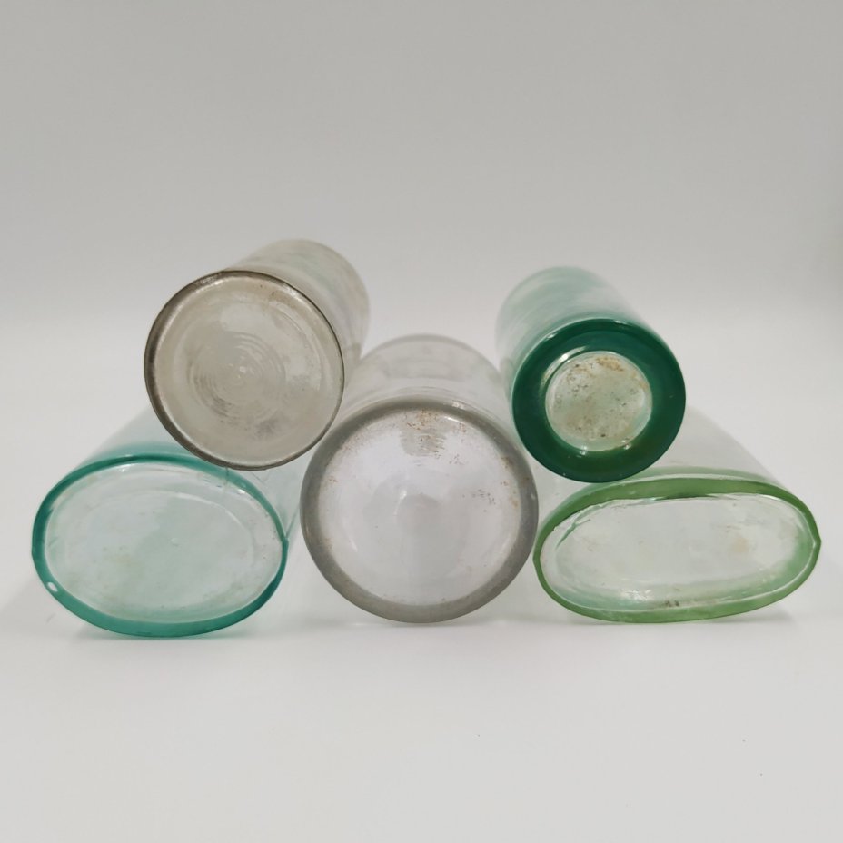 Набор из пяти прозрачных бутылочек (флаконов) различных форм, в подборе