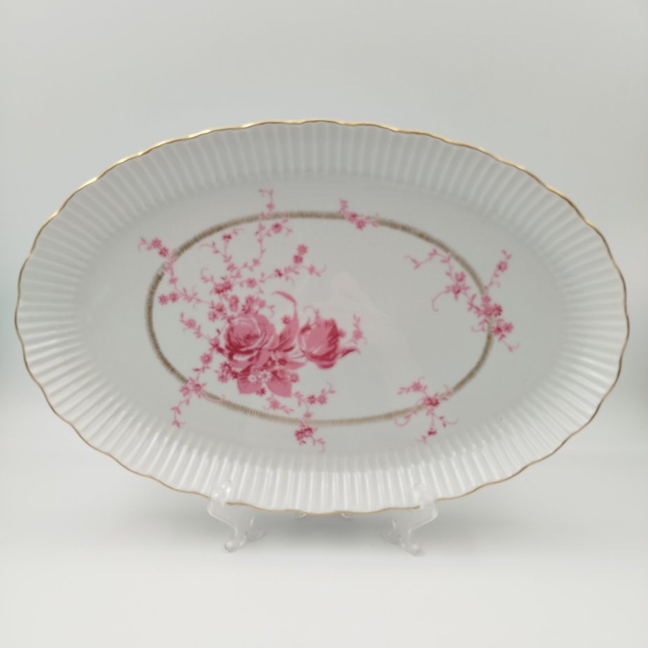Блюдо овальное с цветочным декором в розовой гамме, фарфор, деколь, золочение, Graf Von Henneberg Porzellan, 1777 Jlmenau, ГДР, 1960-1990 гг.