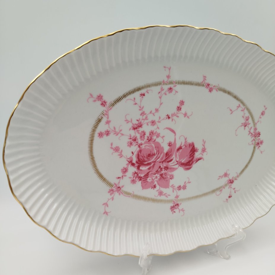 Блюдо овальное с цветочным декором в розовой гамме, фарфор, деколь, золочение, Graf Von Henneberg Porzellan, 1777 Jlmenau, ГДР, 1960-1990 гг.
