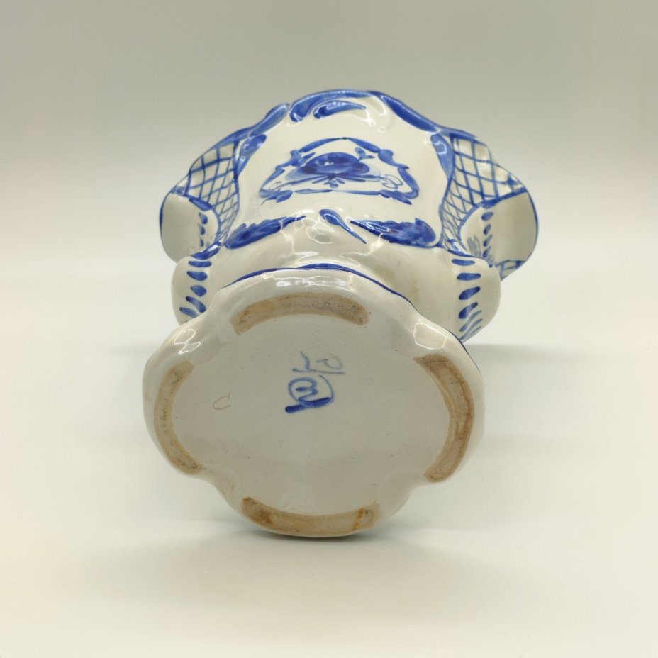 Ваза с цветочным декором, авторская работа, фаянс, роспись, Россия, 1990-2010 гг.