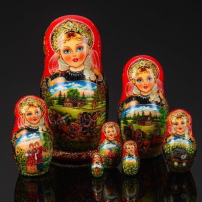 Матрешка "Летняя тройка" (7 мест), автор росписи С.А. Лонченкова, дерево, лак, роспись, золочение, Российская Федерация, 2025 г.