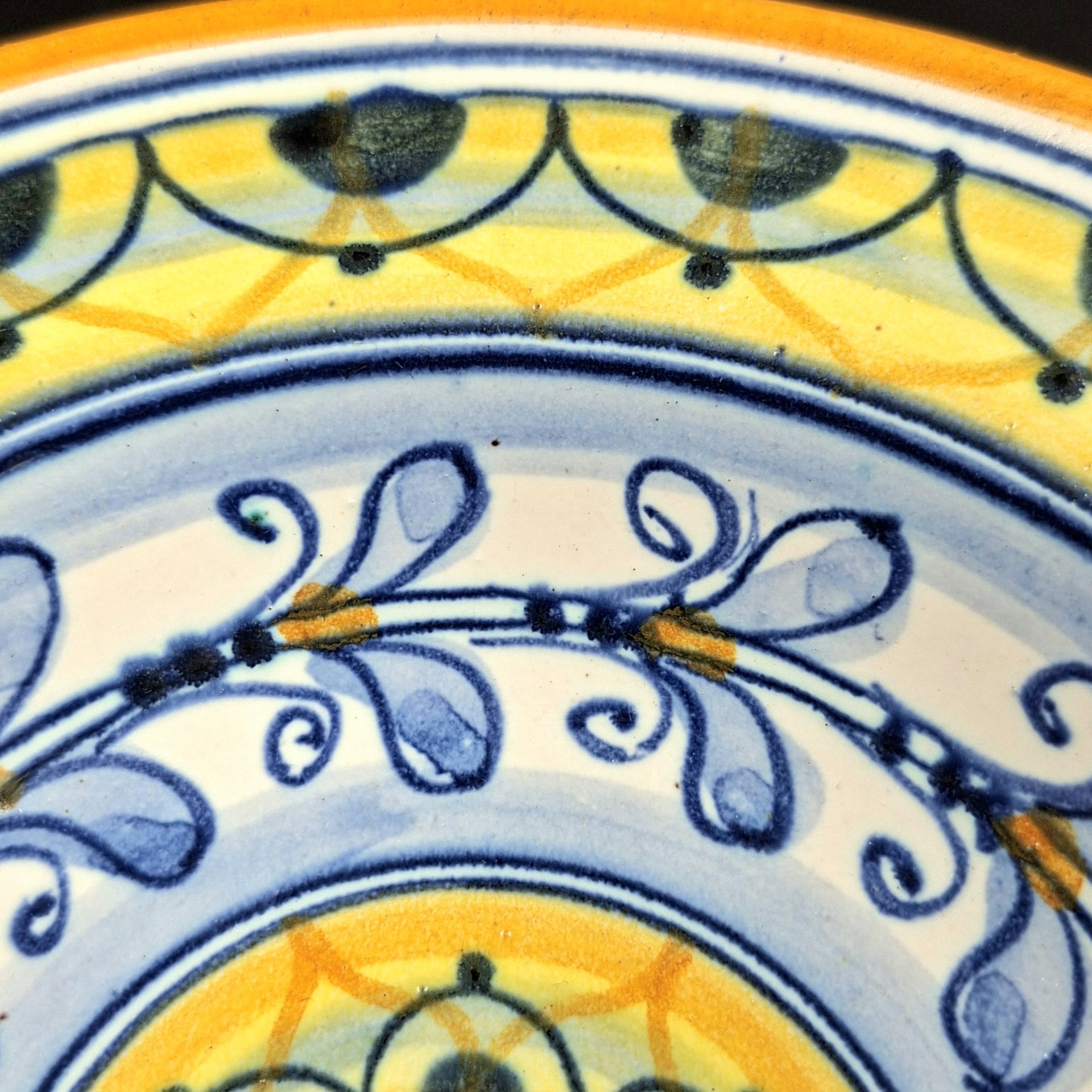 Тарелочка декоративная с орнаментальным декором, "Sandro Gozzi ceramiche", керамика, роспись, Италия, 1980-2010 гг.