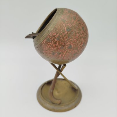 Пепельница в виде шара на клюшках в восточном стиле