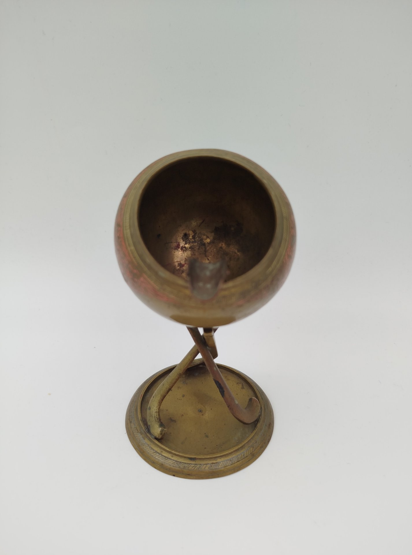 Пепельница в виде шара на клюшках в восточном стиле