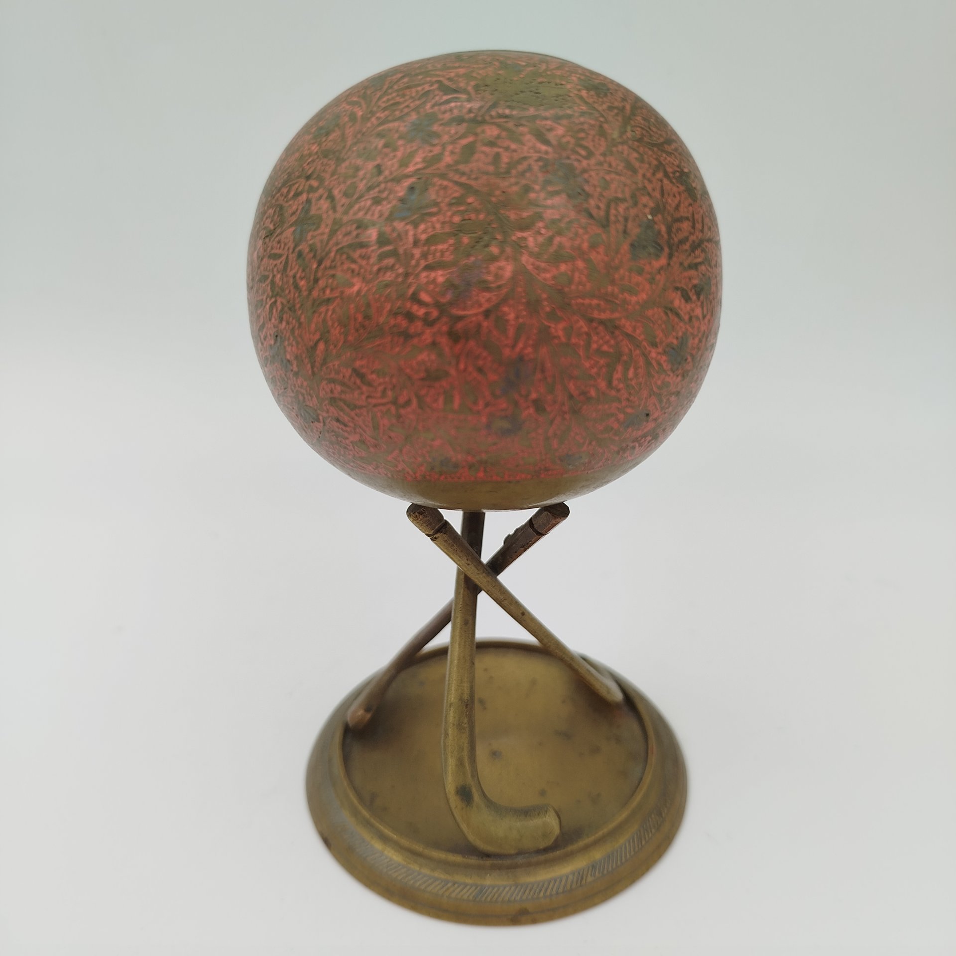 Пепельница в виде шара на клюшках в восточном стиле