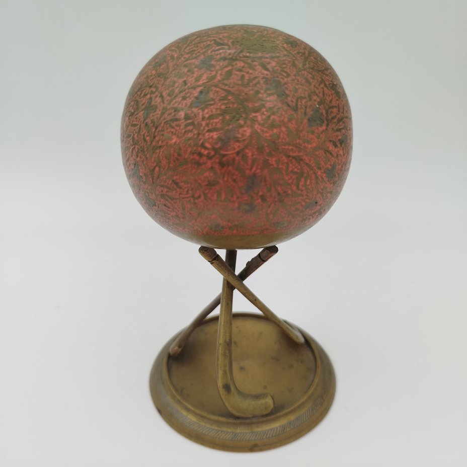 Пепельница в виде шара на клюшках в восточном стиле