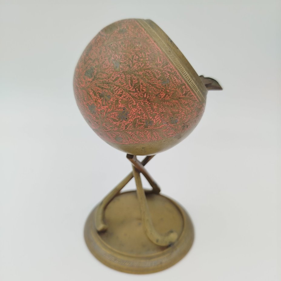 Пепельница в виде шара на клюшках в восточном стиле