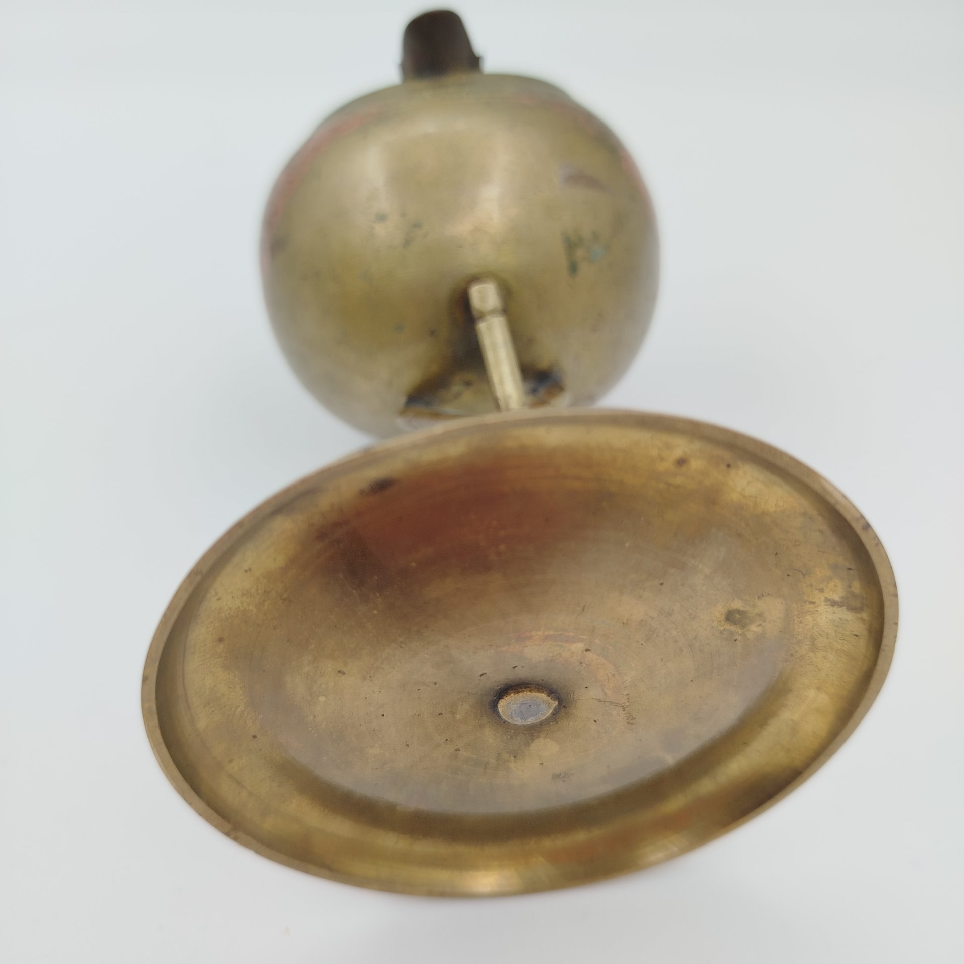 Пепельница в виде шара на клюшках в восточном стиле