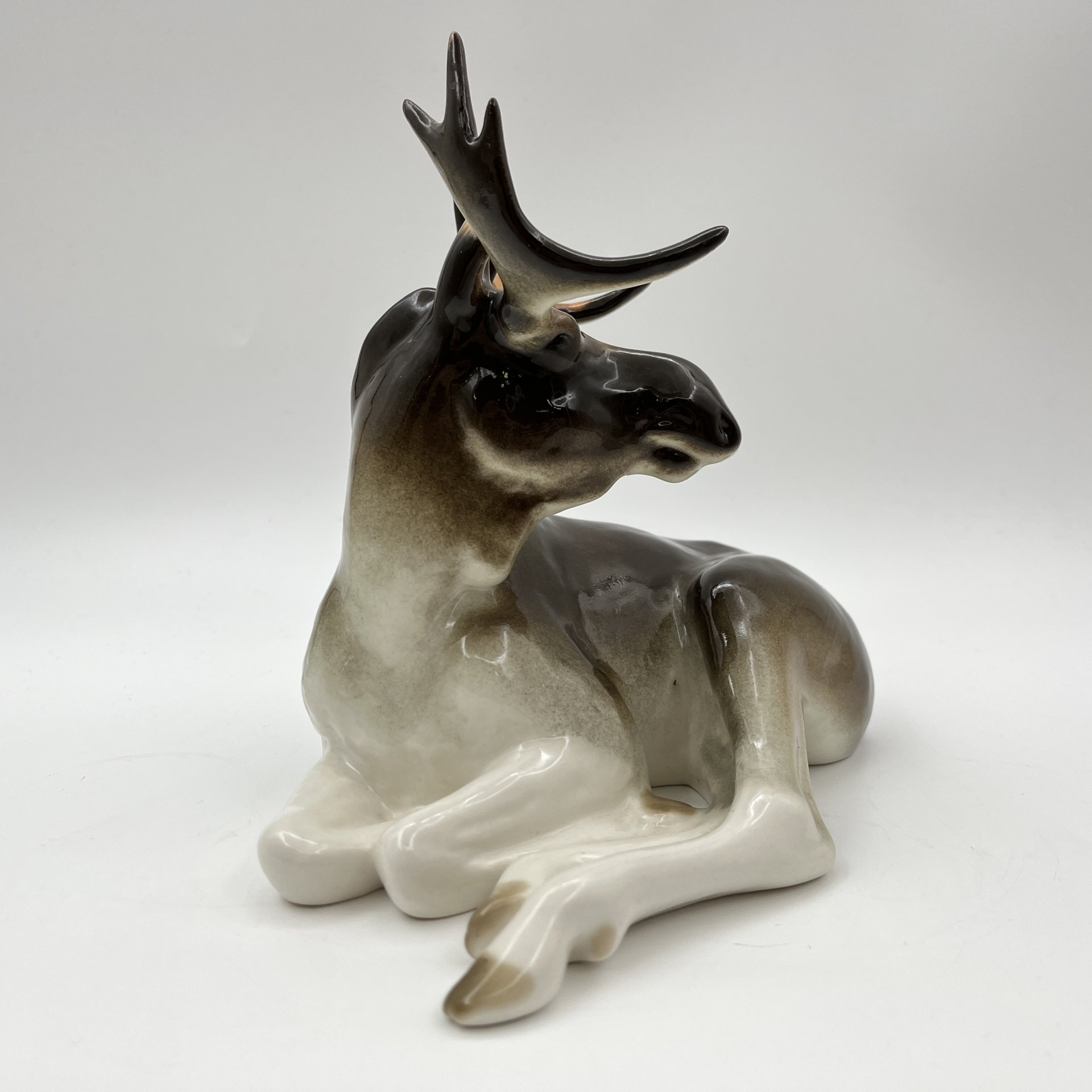 Статуэтка "Лось", скульптор П.П. Веселов, фарфор, аэрография, Ленинградский фарфоровый завод (ЛФЗ), Российская Федерация, 1991-2005 гг.