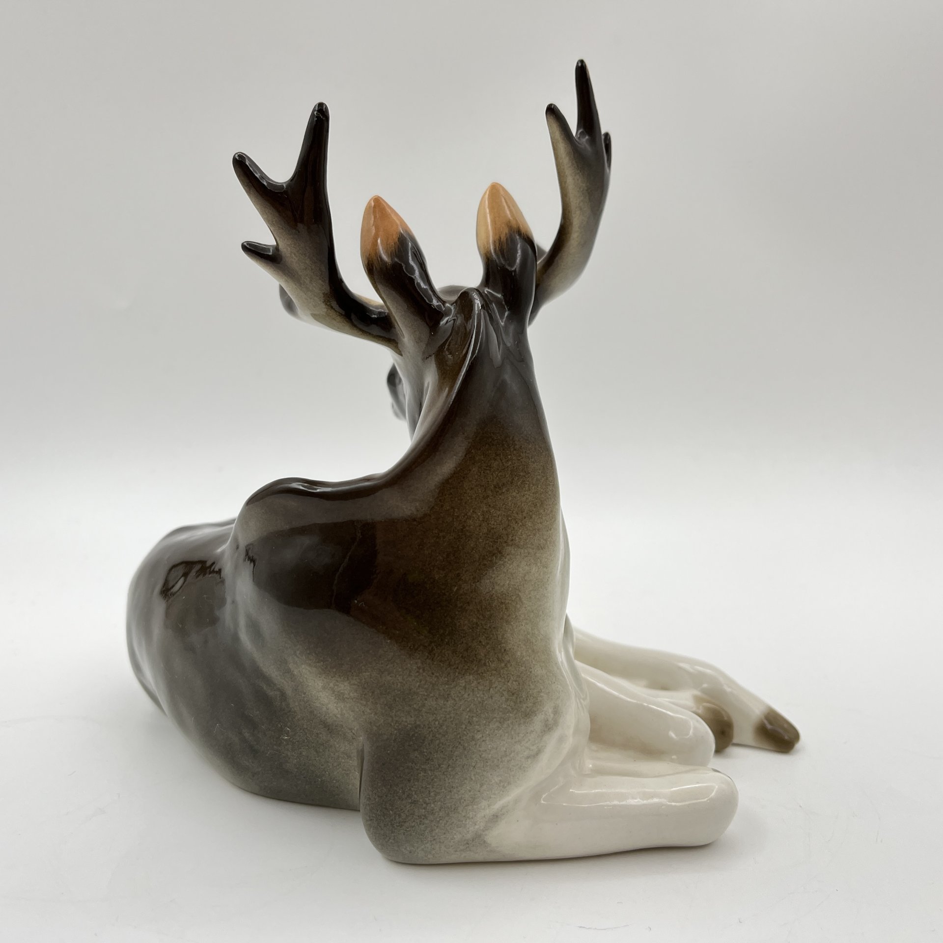 Статуэтка "Лось", скульптор П.П. Веселов, фарфор, аэрография, Ленинградский фарфоровый завод (ЛФЗ), Российская Федерация, 1991-2005 гг.