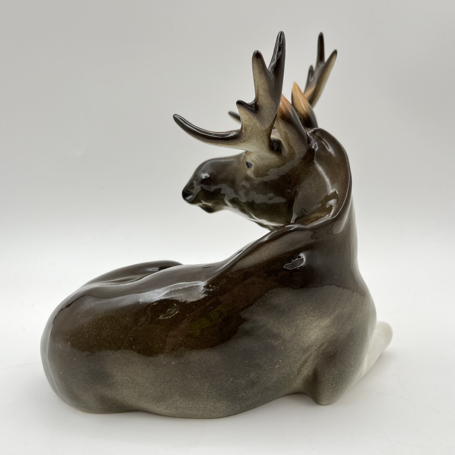 Статуэтка "Лось", скульптор П.П. Веселов, фарфор, аэрография, Ленинградский фарфоровый завод (ЛФЗ), Российская Федерация, 1991-2005 гг.