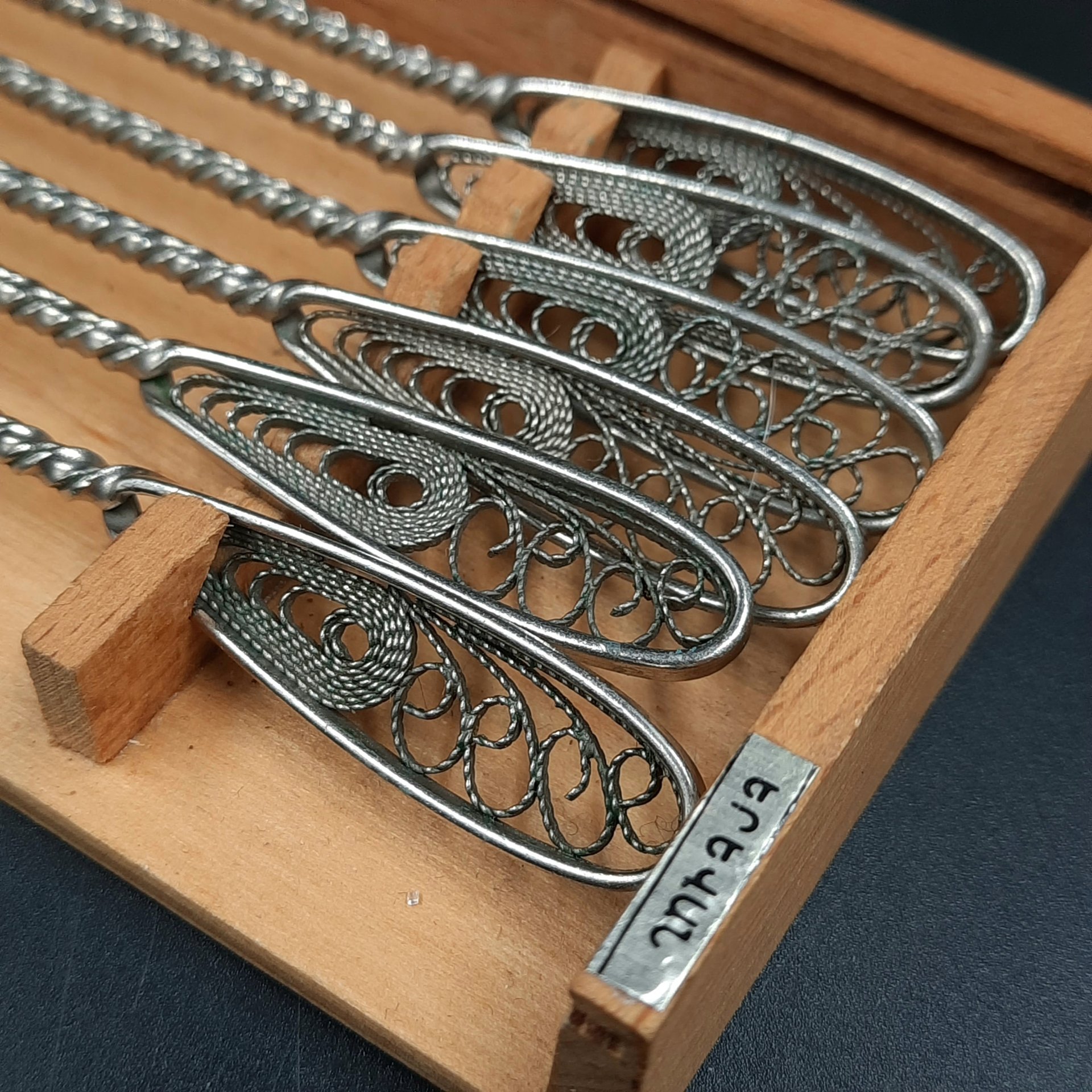 Набор из шести двузубых вилок с ручками, выполненными в технике скани (в футляре)