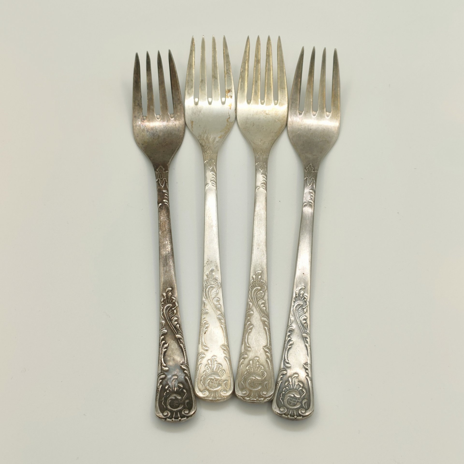 Набор из 4-х вилок с растительным декором, мНЦ (медь-никель-цинк), Комбинат бытовых металлических изделий (БМИ), г. Эчмиадзин, СССР, 1971-1991 гг.