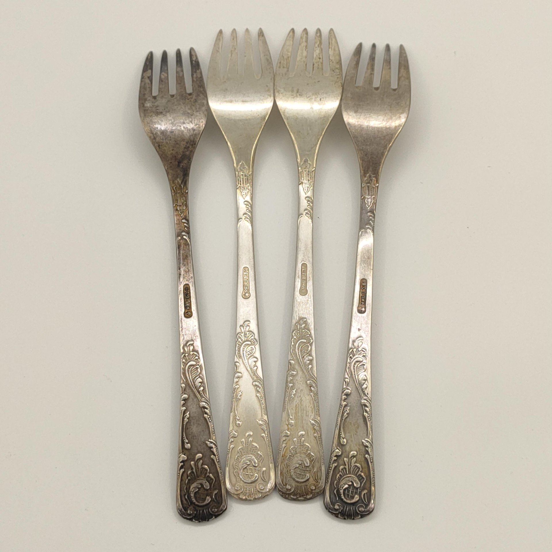 Набор из 4-х вилок с растительным декором, мНЦ (медь-никель-цинк), Комбинат бытовых металлических изделий (БМИ), г. Эчмиадзин, СССР, 1971-1991 гг.