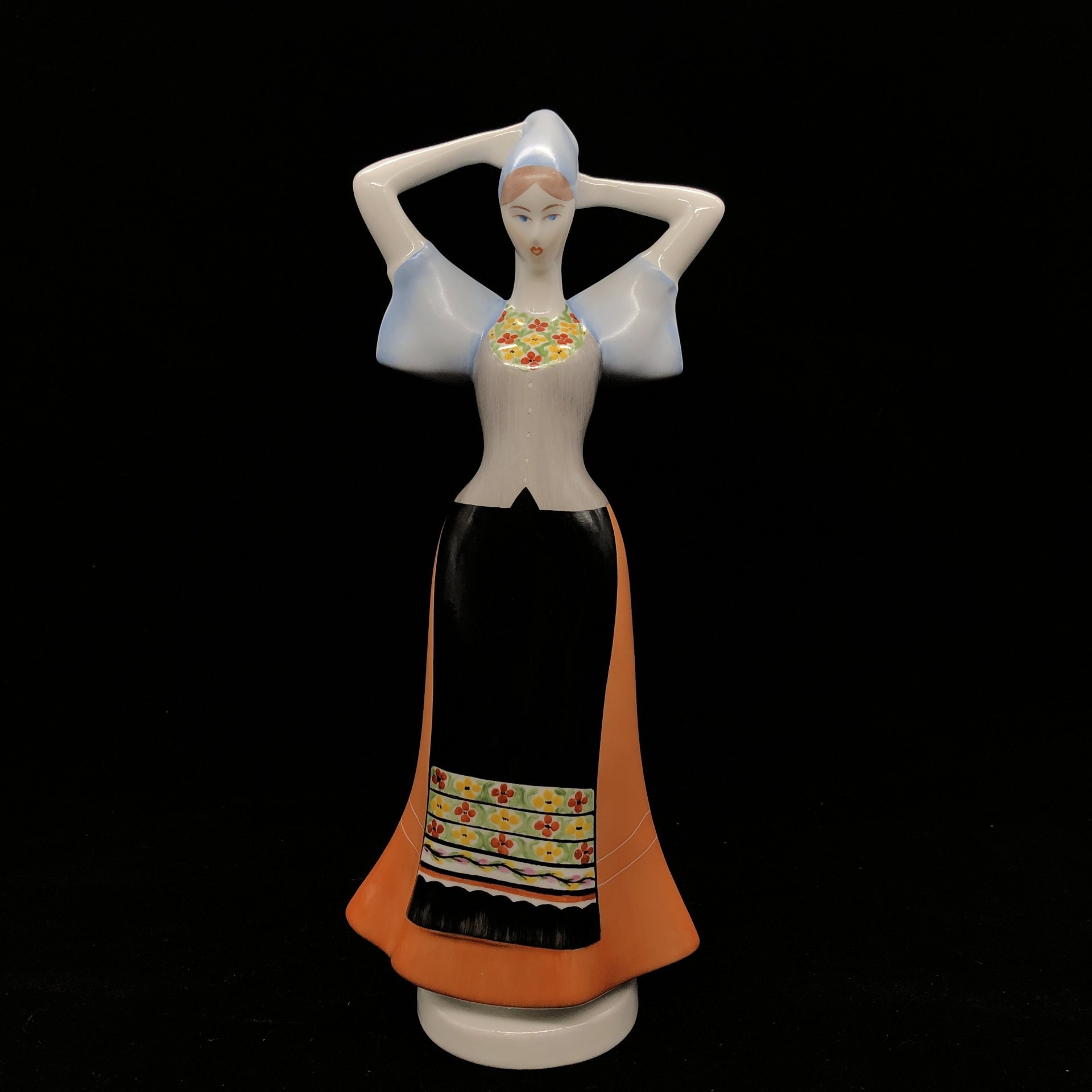 Статуэтка "Румынская девушка в национальном костюме", Aquincum Porcelain