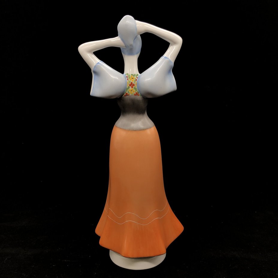 Статуэтка "Румынская девушка в национальном костюме", Aquincum Porcelain